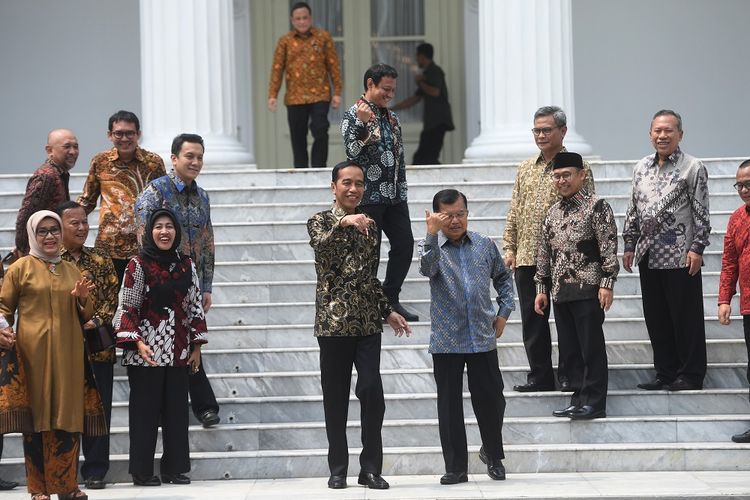 Presiden Joko Widodo (kiri) bersama Wakil Presiden Jusuf Kalla (kanan) bersiap untuk berfoto bersama sebelum acara silaturahmi kabinet kerja di Istana Merdeka, Jakarta, Jumat (18/10/19). Silaturahmi itu juga merupakan ajang perpisahan presiden, wakil presiden serta para menteri kabinet kerja yang telah bekerjasama selama lima tahun pemerintahan Joko Widodo-Jusuf Kalla. ANTARA FOTO/Akbar Nugroho Gumay/nz