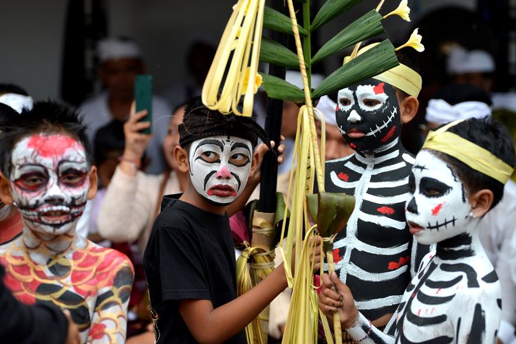 Sejumlah anak mengenakan riasan warna-warni saat mengikuti ritual Ngerebeg di Desa Tegallalang, Gianyar, Bali, Rabu (6/9/2023). Tradisi berkeliling kampung oleh ratusan warga setempat yang merias tubuhnya menyerupai makhluk menyeramkan tersebut dilakukan untuk menciptakan keharmonisan antar-makhluk Tuhan, menetralisir energi negatif serta untuk menolak bala. ANTARA FOTO/Fikri Yusuf/nz