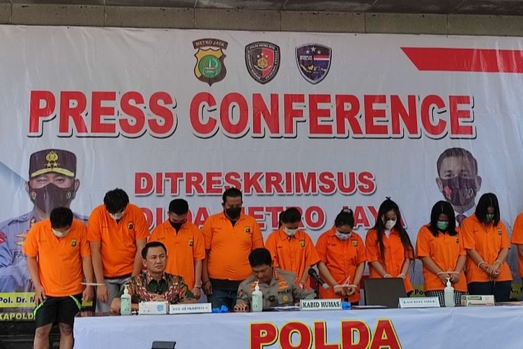 Polisi menangkap 11 pegawai pinjaman online (pinjol) ilegal yang melakukan penagihan secara mengancam nasabah. Hal ini terungkap dalam konferensi pers yang digelar di Polda Metro Jaya pada Jumat (27/5/2022).
