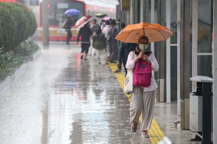 Penumpang KRL Commuter Line tiba di Stasiun Bogor, Jumat (26/6/2020). Tim gugus tugas penanganan Covid-19 Jawa Barat melakukan rapid test dan tes usap pada penumpang KRL Commuter Line yang tiba di Stasiun Bogor untuk memetakan sebaran Covid-19.