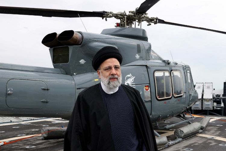 Helikopter yang ditunggangi Presiden Iran dan Menlu Iran jatuh. Gambar yang disediakan oleh kantor kepresidenan Iran pada 2 Februari 2024 menunjukkan Presiden Iran Ebrahim Raisi (tengah) mengunjungi pangkalan angkatan laut Korps Garda Revolusi Iran (IRGC) di Bandar Abbas, Iran selatan. 