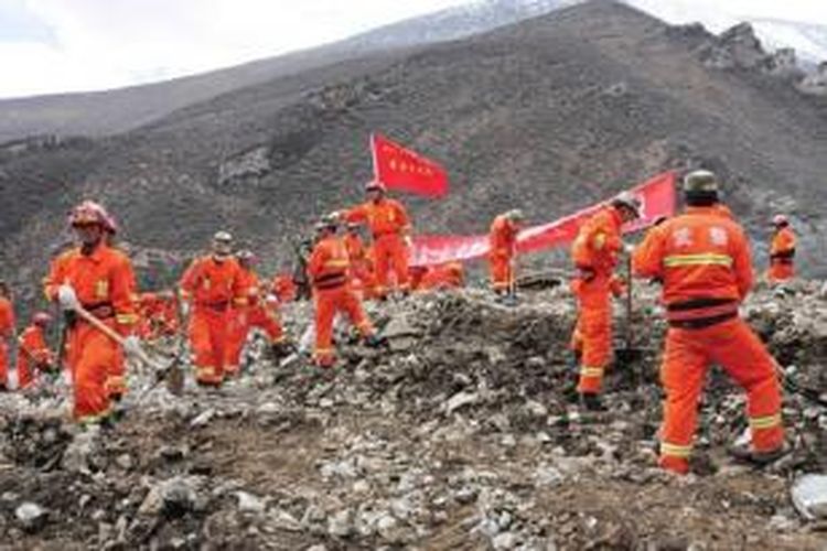 Tim penyelamat, Sabtu (30/3), sedang berusaha mencari 83 pekerja tambang tembaga yang terkubur tanah Longsor di China.

