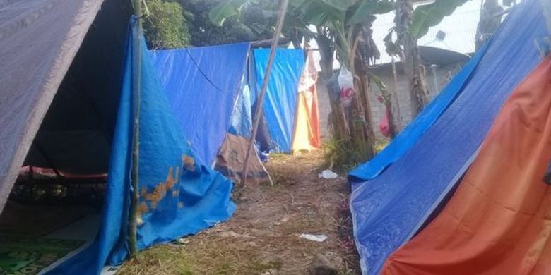 Tenda pengungsian warga Desa Morella di Kecamatan Leihitu, Kabupaten Maluku Tengah yang berada di bukit. Warga mengungsi secara mandiri dan belum ada bantuan dari pemerintah daerah. 