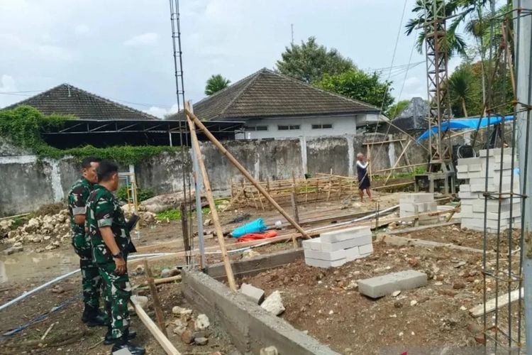 Personel Lanud Adi Sutjipto memantau pembangunan dapur SPPG di Yogyakarta, Selasa (21/10/2025).