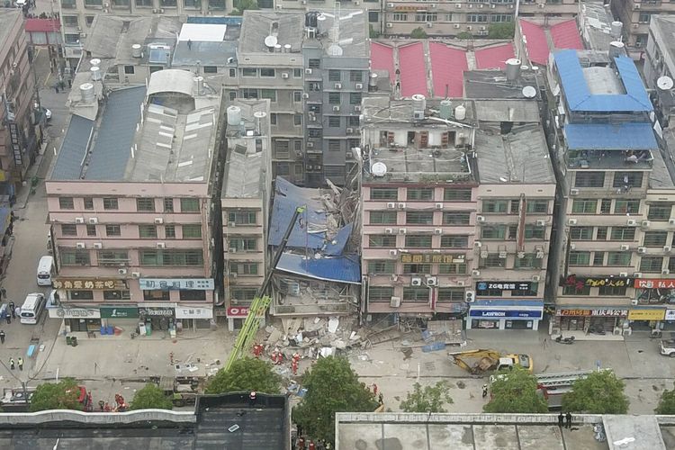 Foto ini dirilis oleh Kantor Berita Xinhua, menunjukkan lokasi runtuhnya bangunan tempat tinggal yang dibangun sendiri di Changsha, Provinsi Hunan, China tengah pada 29 April 2022.