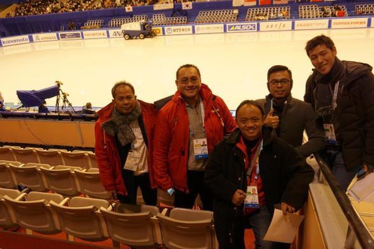 Dua anggota Komite Olimpiade Indonesia (KOI), Raja Parlindungan Pane dan Harry Warganegara, berserta pengurus FHEI saat menyaksikan perlombaan short track speed skating di Makomanai Indoor Skating Rink di Sapporo, Jepang, Rabu (22/2/2017)