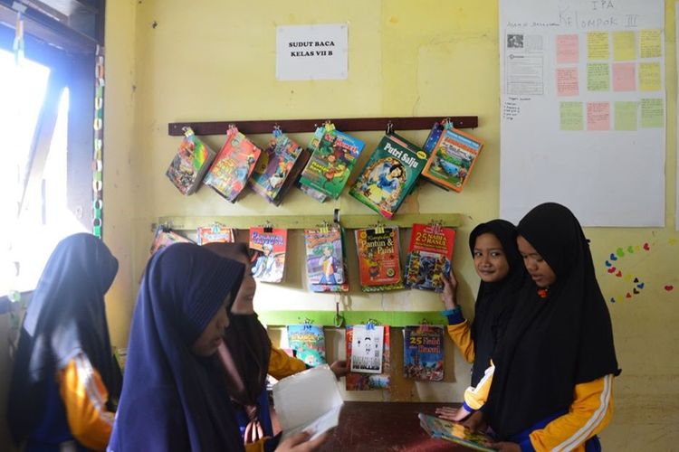 Pojok baca di kelas yang diperkaya dengan buku-buku bacaan dukungan dari orangtua siswa di SMPN 4 Tenggarong, Kaltim.