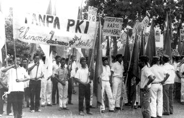 Sebagian dari massa yang turut mengadakan demonstrasi gelombang ketiga menuntut pembubaran PKI dan ormas-ormasnya yang tersangkut dalam gerakan kontrarevolusi 30 September (G30S) di Jakarta, Kamis (14/10/1965).