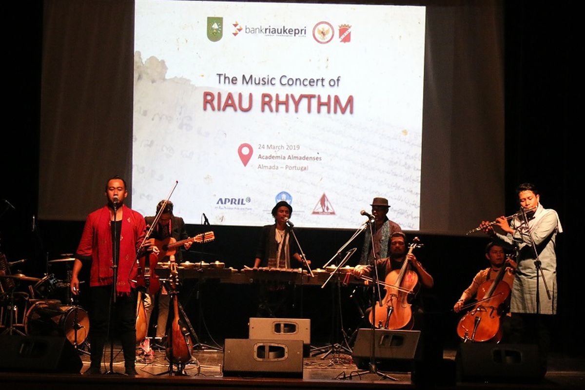Riau Rhythm, kelompok musik dari Kota Pekanbaru, Riau, yang tampil memukau dengan memadukan unsur musik folklore tradisi melayu dengan alat musik barat.