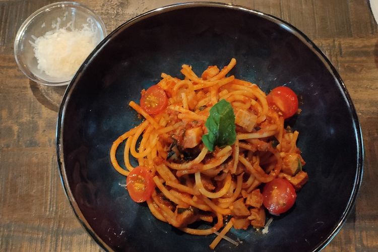 Bucatini or Spaghetti All Amatriciana, salah satu hidangan di Restoran The Front Room Bistro & Bar. Harga untuk makanan ini Rp 120.000.