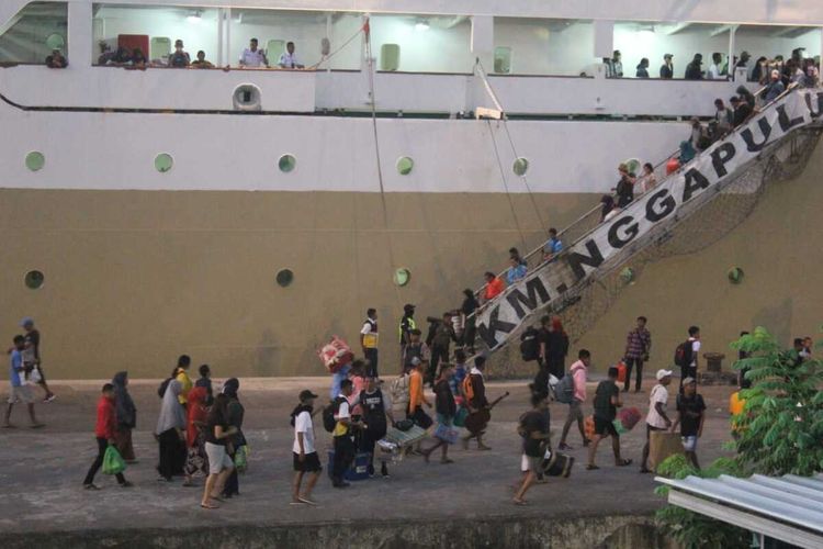 Ribuan pemudik Natal menininggalkan pelabuhan  Yos Sudarso Ambon dengan menumpangi KM Ngapulu , Minggu petang (22/12/2019)