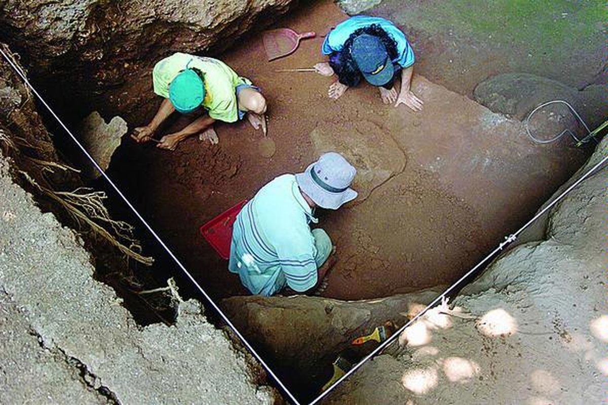 Petugas Balai Arkeologi Bandung dibantu masyarakat dan Balai Kepurbakalaan, Sejarah, dan Nilai Tradisional melakukan penggalian di Goa Pawon, Padalarang, Jawa Barat, Rabu (25/8). Pada penggalian 23 Agustus-2 September ditemukan berbagai peralatan manusia prasejarah.