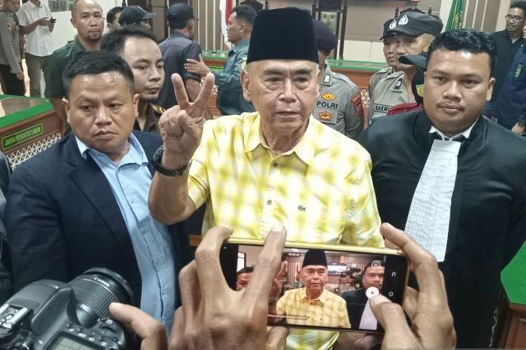 Terdakwa kasus tindak pidana penodaan agama Panji Gumilang (tengah kemeja kuning) saat hendak meninggalkan ruang persidangan di Pengadilan Negeri Indramayu, Jawa Barat, Rabu (20/3/2024). 