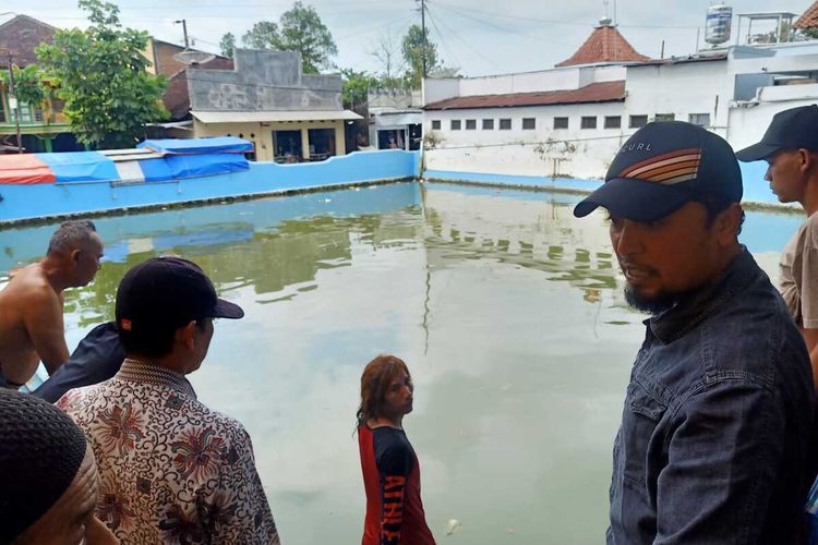 Dua pelajar SD berusia sembilan tahun ARS dan FA tewas tenggelam di kolam (blumbang) kawasan makam Syekh Ahmad Mutamakkin, Desa Kajen, Kecamatan Margoyoso, Kabupaten Pati, Jawa Tengah, Kamis (30/3/2023) Siang.