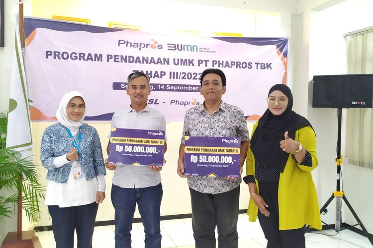 PT Phapros Tbk menyalurkan dana kemitraan senilai Rp 2,5 miliar untuk 67 usaha mikro, kecil, dan menengah (UMKM) hingga pencairan tahap tiga sebagai komitmen dalam pelaksanaan program Tanggung Jawab Sosial dan Lingkungan, Jumat (14/9/2023).