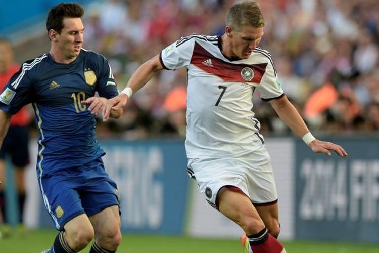 Penyerang tim nasional Argentina, Lionel Messi, saat berebut bola dengan gelandang Jerman, Bastian Schweinsteiger pada pertandingan final Piala Dunia 2014 di Stadion Maracana, Minggu (13/7/2014). 