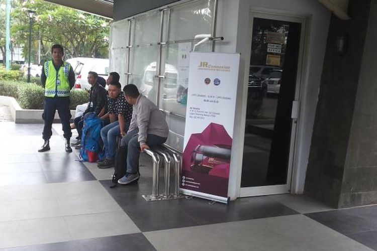 Situasi di shelter bus Jabodetabek Residence (JR) Connexion yang melayani pemberangkatan dari Lippo Cikarang di Bekasi.