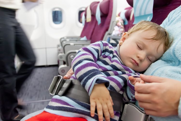 Ilustrasi naik pesawat bersama bayi