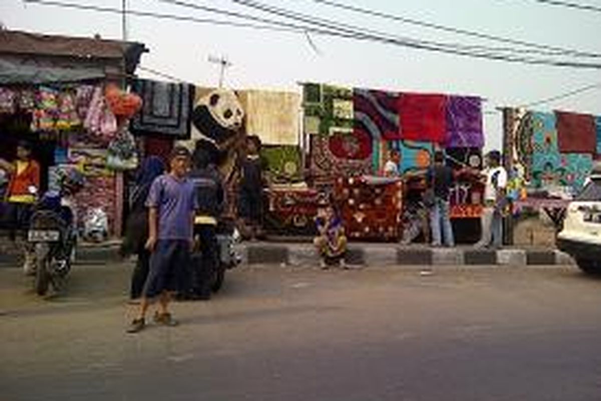 Pedagang kaki lima Pasar Gembrong, Jakarta Timur, kembali berjualan di pinggir jalan pada hari Sabtu dan Minggu. Mereka tetap berjualan walaupun Satpol PP dan Polisi berjaga di lokasi pedagang kaki lima Pasar Gembrong, Sabtu (21/9/2013).