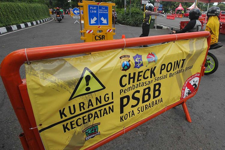 Foto dirilis Kamis (25/6/2020), memperlihatkan polisi melakukan penyekatan di pos pemeriksaan Bundaran Waru, Surabaya, Jawa Timur. Sekitar 4.312 aparat gabungan diterjunkan guna mengamankan pelaksanaan PSBB di Kota Surabaya, Kabupaten Gresik, dan Kabupaten Sidoarjo, yang tiga kawasan itu lebih dikenal dengan Surabaya Raya.