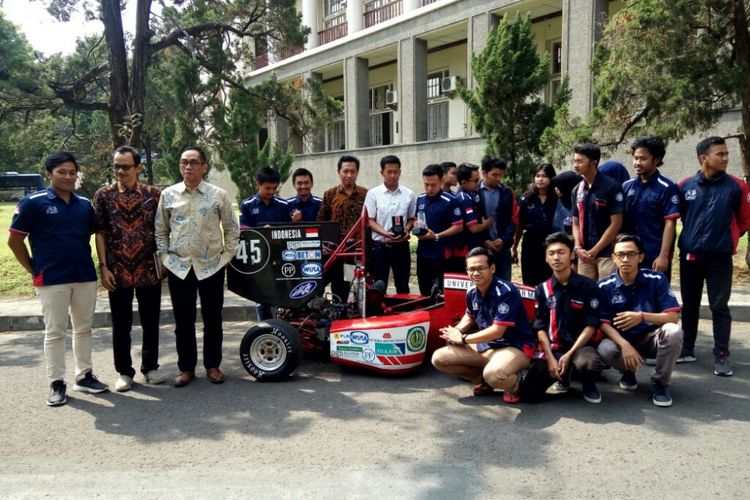 Wakil Rektor Bidang Kerja Sama dan Alumni Paripurna, Dosen Pembimbing Bimasakti  Fauzun, Dekan Fakultas Teknik UGM Nizam dan Bimasakti Racing Team UGM saat foto bersama.