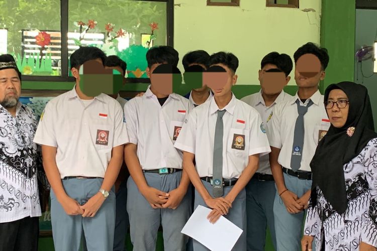 Tujuh pelaku (siswa SMA) yang melakukan perundungan terhadap siswa SD usai mediasi di SDN XVI Kayuringin, Bekasi Selatan, Kota Bekasi, Senin (27/11/2023). Para pelaku sudah menandatangani surat perjanjian tak akan mengulangi perbuatan mereka.