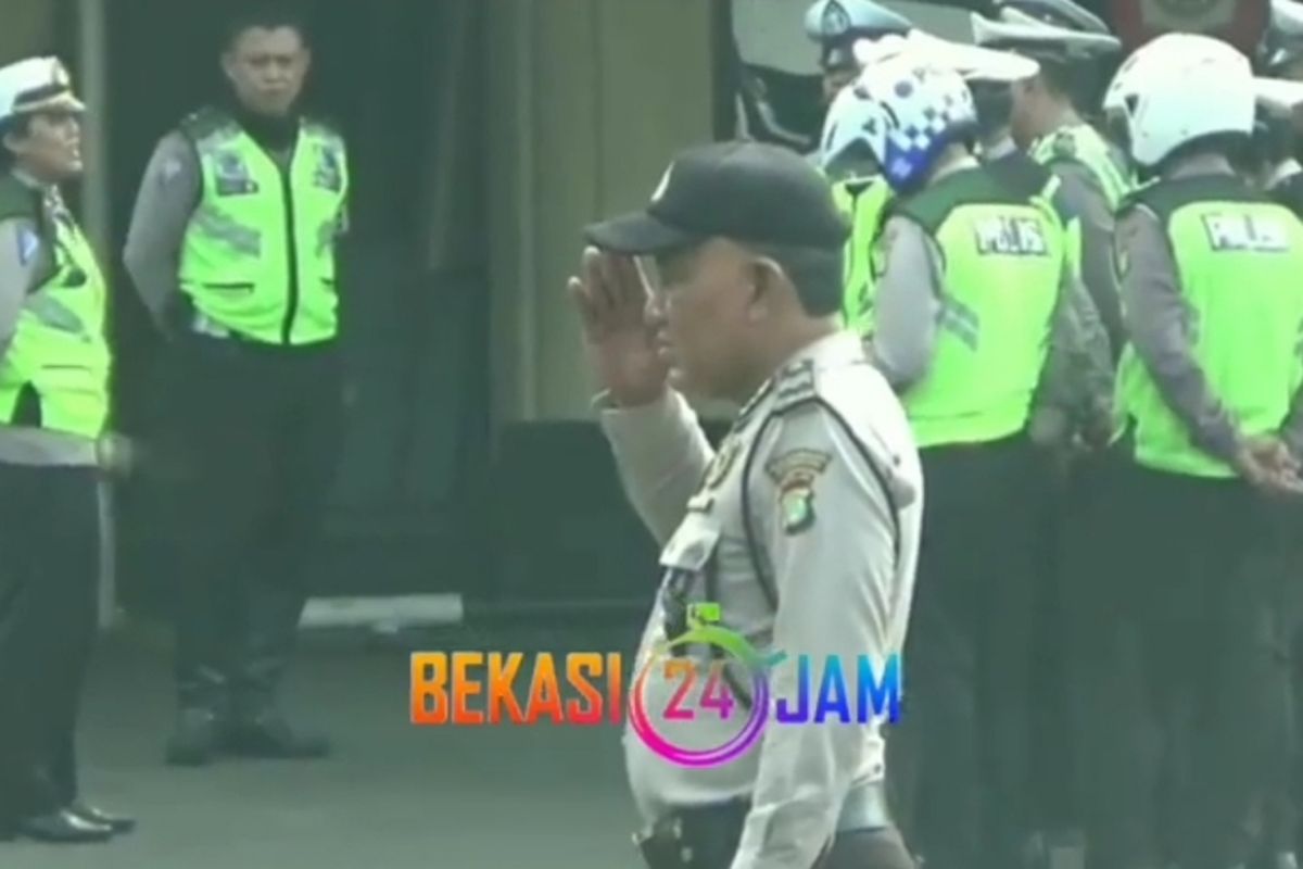 Aiptu Mursid, polisi viral yang marahi penjual nasi bebek di Bekasi karena teh hangat Rp 1.000 dihukum hormat bendera, Senin (24/6/2019).