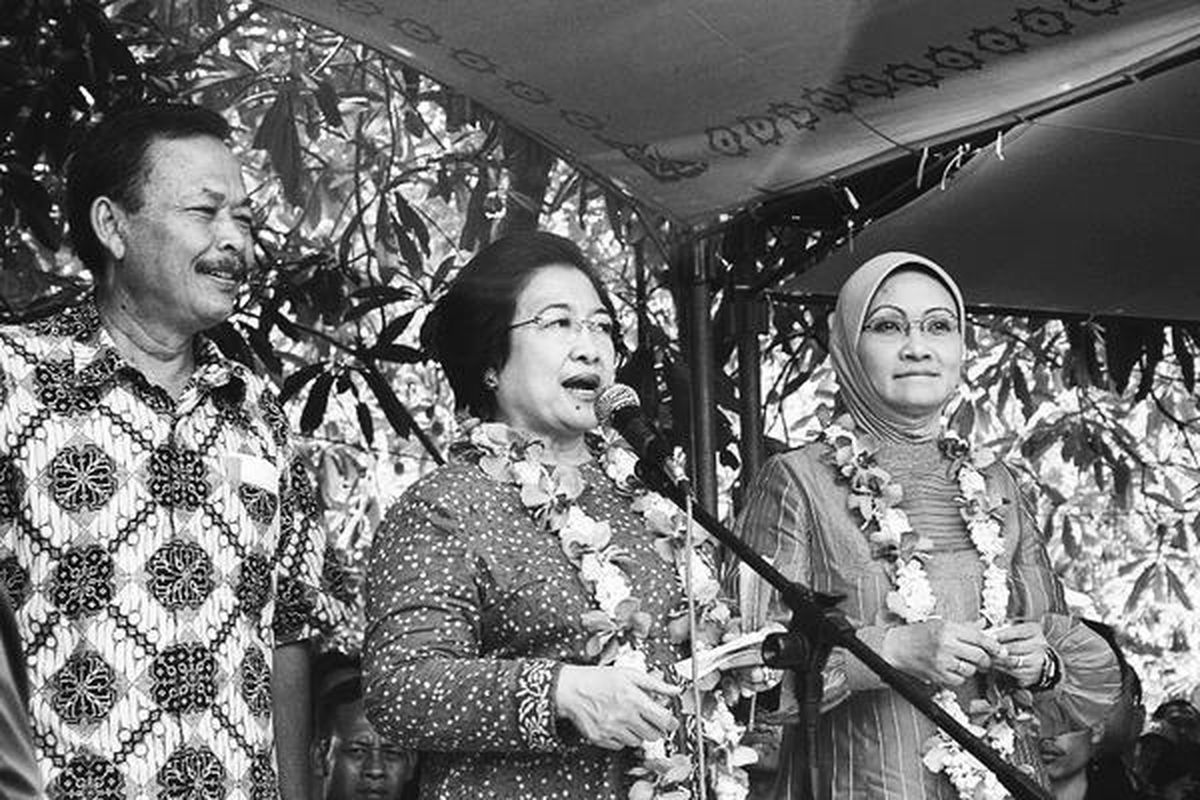 Ketua Umum PDI-P Megawati Soekarnoputri diapit Bibit Waluyo dan Rustriningsih, Jumat (16/5), berkunjung ke Cilacap untuk menyerap aspirasi nelayan. Dalam acara yang dilangsungkan di Benteng Pendem, Pantai Teluk Penyu, Cilacap, Jawa Tengah, itu, Megawati sekaligus memperkenalkan Bibit-Rustri sebagai calon gubernur-wakil gubernur Jawa Tengah 2008-2013 yang diusung PDI-P.  