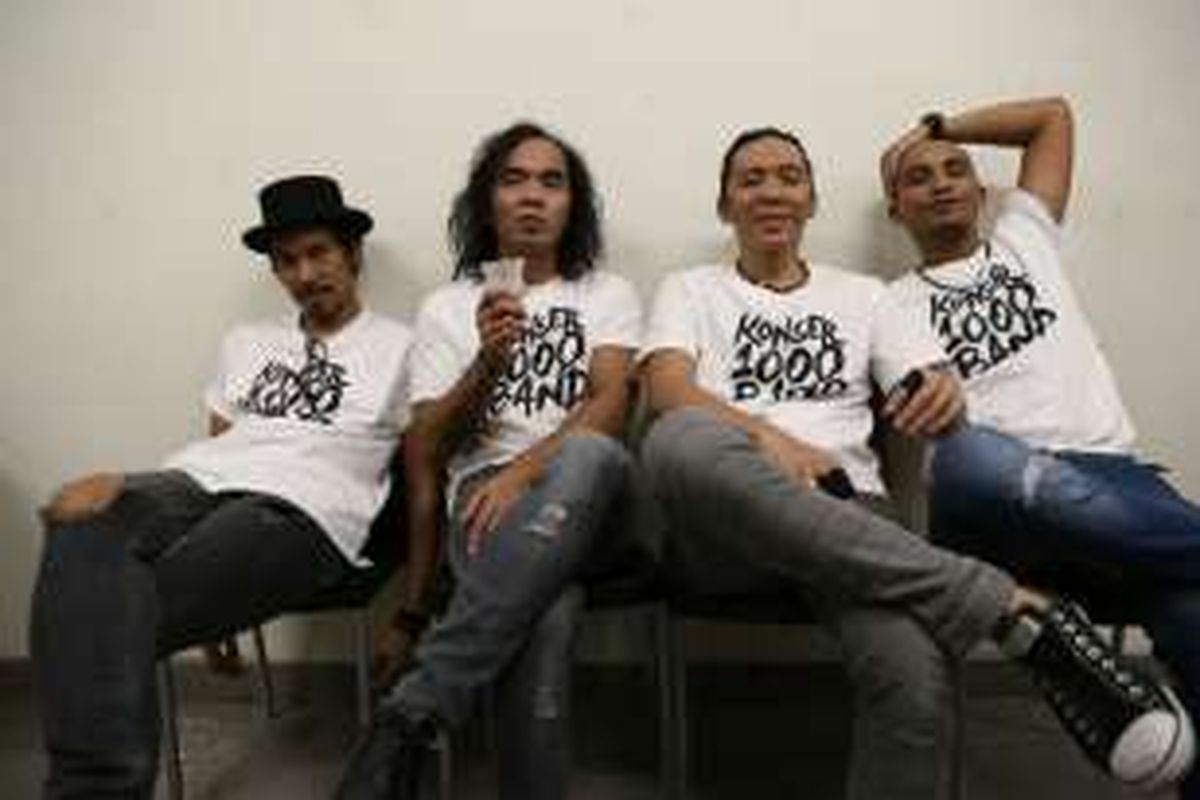 Para personel Slank, (dari kiri ke kanan) Ridho, Kaka, Bimbim, dan Ivan, usai tampil di Konser 1.000 Band di Pekan Raya Indonesia yang digelar di Indonesia Convention Exhibition (ICE), BSD City, Tangerang Selatan, Selasa (25/10/2016).