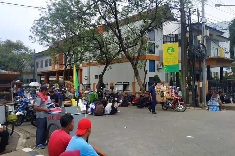 Ratusan orang dari beragam serikat buruh mengawal  rapat lanjutan pembahasan upah minimum kota (UMK) Bekasi 2020 yang diselenggarakan di kantor Dinas Ketenagakerjaan Kota Bekasi, Bekasi Selatan, Kamis (14/11/2019) siang.