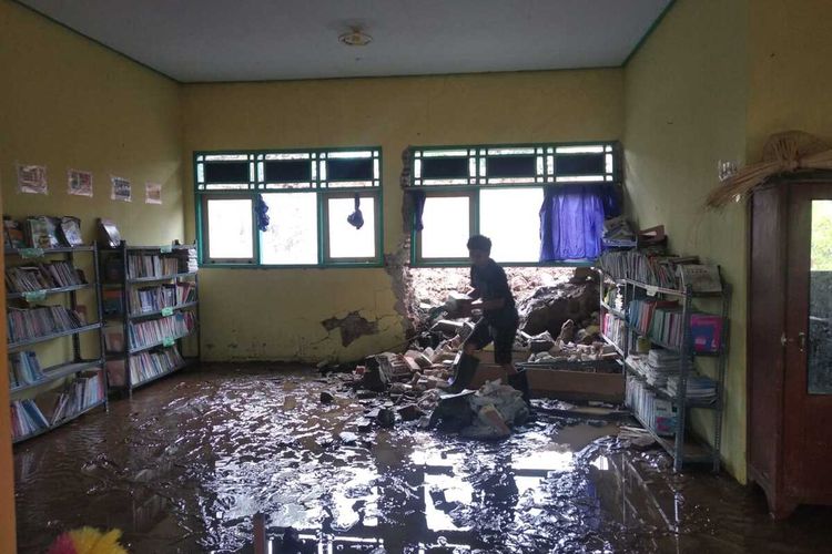 Satu gedung sekolah dasar (SD) Berjo 01, Desa Berjo, Ngargoyoso, Karanganyar, Jawa Tengah rusak parah diterjang tanah longsor.