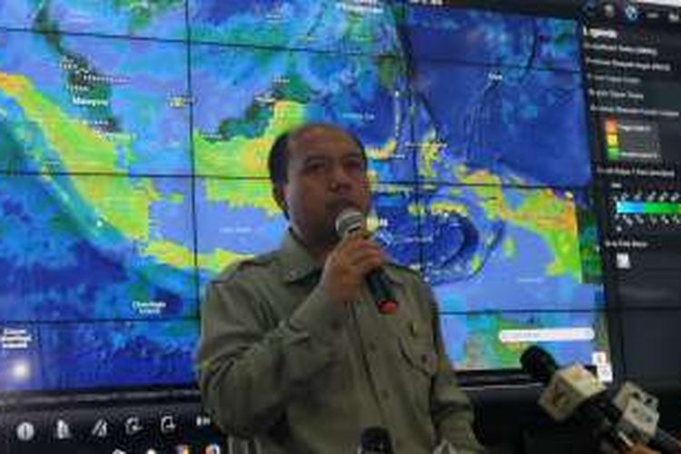 Kepala Pusat Data Informasi dan Humas Badan Nasional Penanggulangan Bencana Sutopo Purwo Nugroho saat memberikan keterangan terkait bencana banjir bandang di Garut dan longsor di Sumedang, Rabu (21/9/2016).