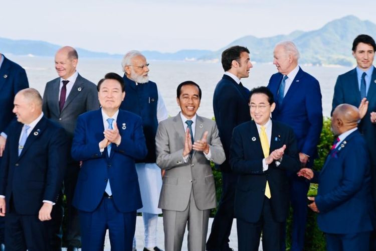 Presiden Joko Widodo saat melakukan sesi foto bersama para kepala negara anggota negara G7 dan kepala negara mitra yang hadir dalam Konferensi Tingkat Tinggi (KTT) G7 di Hotel Grand Prince, Hiroshima, Jepang, pada Sabtu, 20 Mei 2023. Presiden tampak berdiri di sebelah kanan Perdana Menteri Jepang Fumio Kishida, sedangkan di sebelah kanan Presiden Jokowi adalah Presiden Republik Korea Yoon Suk Yeol.  Tampak pula di belakang Presiden Jokowi adalah Perdana Menteri India Narendra Modi yang berdiri di antara Presiden Prancis Emmanuel Macron dan Kanselir Jerman Olaf Scholz.  