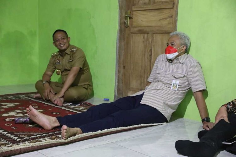 Gubernur Jateng Ganjar Pranowo bersama Bupati Kebumen Arif Sugiyanto di salah satu rumah warga di Kebumen, Selasa (11/1/2022).