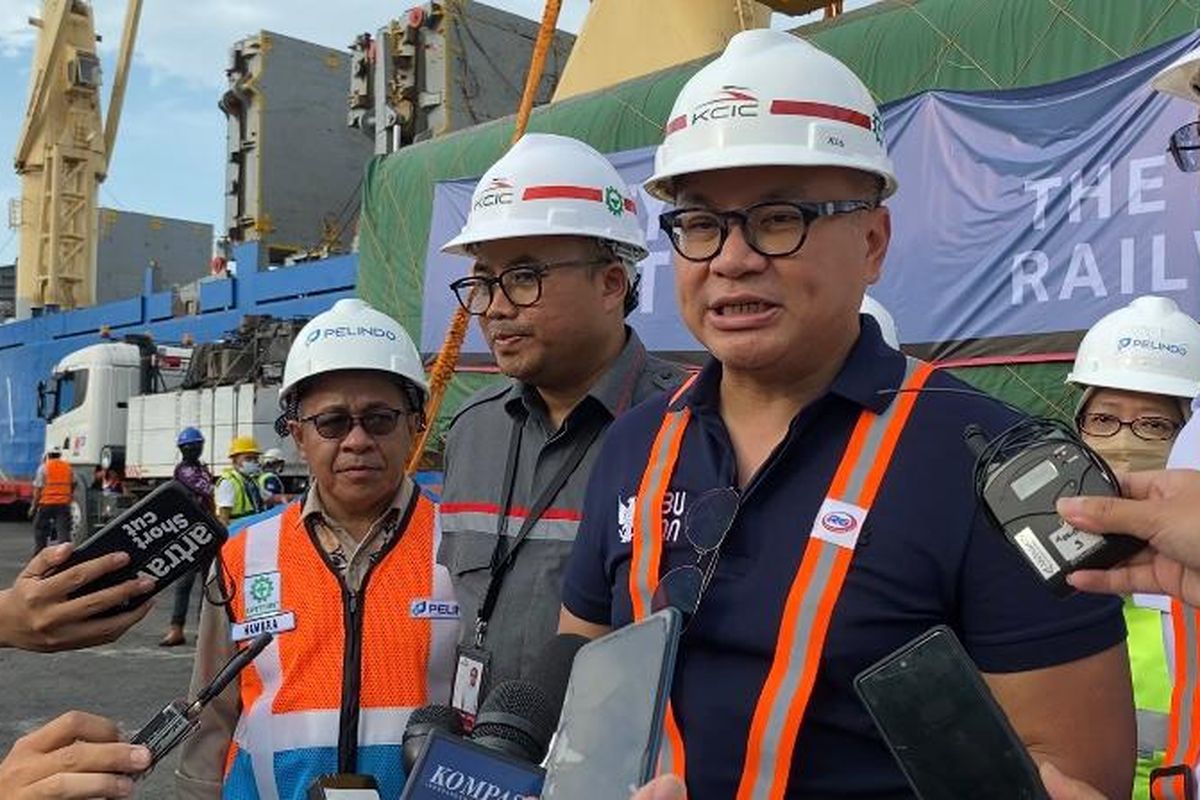 Wakil Menteri BUMN II, Kartika  Wirjoatmodjo menyaksikan uoading rangkaian kereta cepat Jakarta Bandung di Pelabuhan Tanjung Priok, Jumat (2/9/2022).