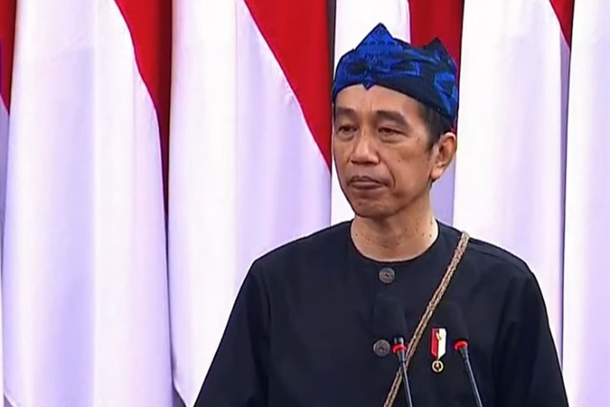 Presiden Joko Widodo mengenakan pakaian adat orang Kanekes atau Suku Badui saat menyampaikan pidato kenegaraan dalam Sidang Bersama DPD dan DPR, Senin (16/8/2021).