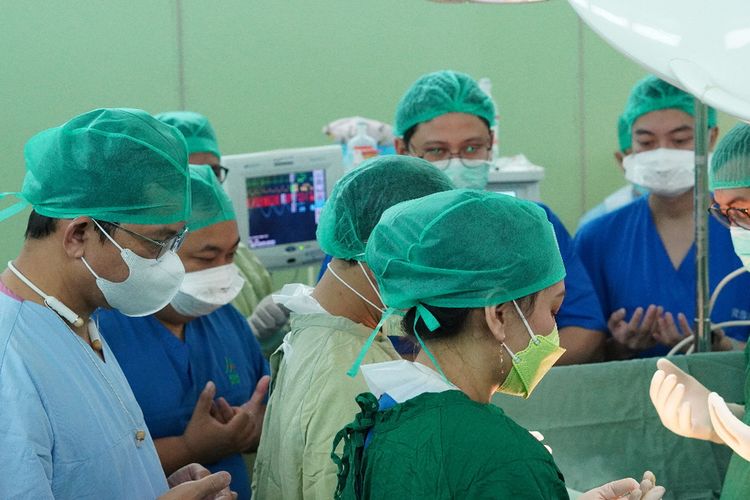 Tim dokter yang melakukan operasi sesar bayi kembar siam dengan kondisi satu badan dua kepala di Rumah Sakit Umum Pusat (RSUP) Mohammad Hoesin Palembang, nampak berdoa usai bayi tersebut meninggal setelah tiga jam menjalani perawatan.