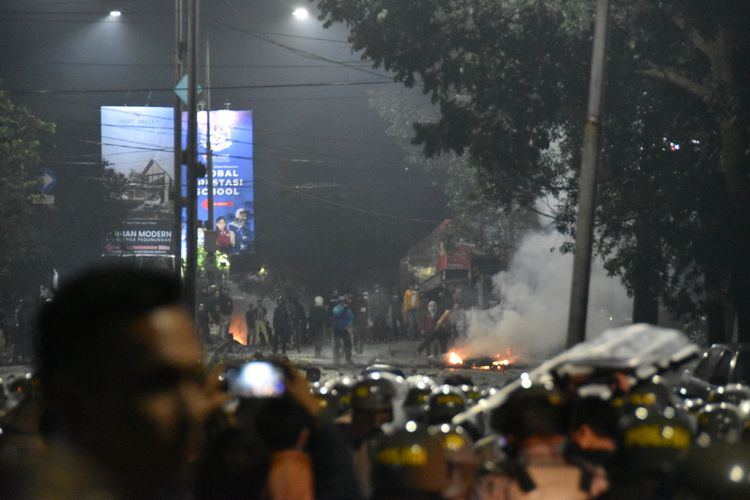 Petugas tengah melakukan pembubaran massa yang tengah melakukan penutupan jalan atau pemblokiran jalan Dago, tepatnya di terminal Dago, Kecamatan Coblong Kota Bandung, Senin (14/8/2023). Penutupan jalan yang dilakukan warga Dago elos ini berujung ricuh