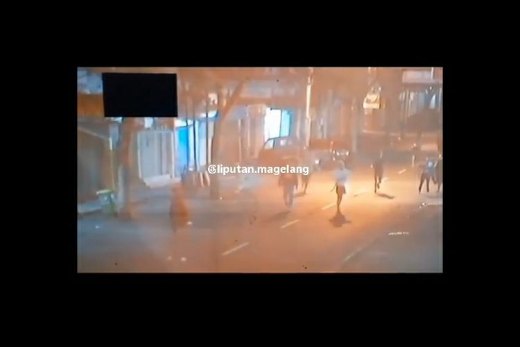 Tangkapan layar video soal keributan di dekat Pasar Rejowinangun, Kota Magelang, Jumat (17/5/2024) dini hari.