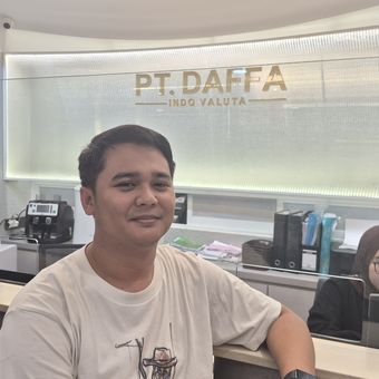 Staff PT Daffa Indo Valuta Aris saat ditemui Kompas.com di kantornya di daerah Kwitang, Jakarta, Jumat (29/5/2026).