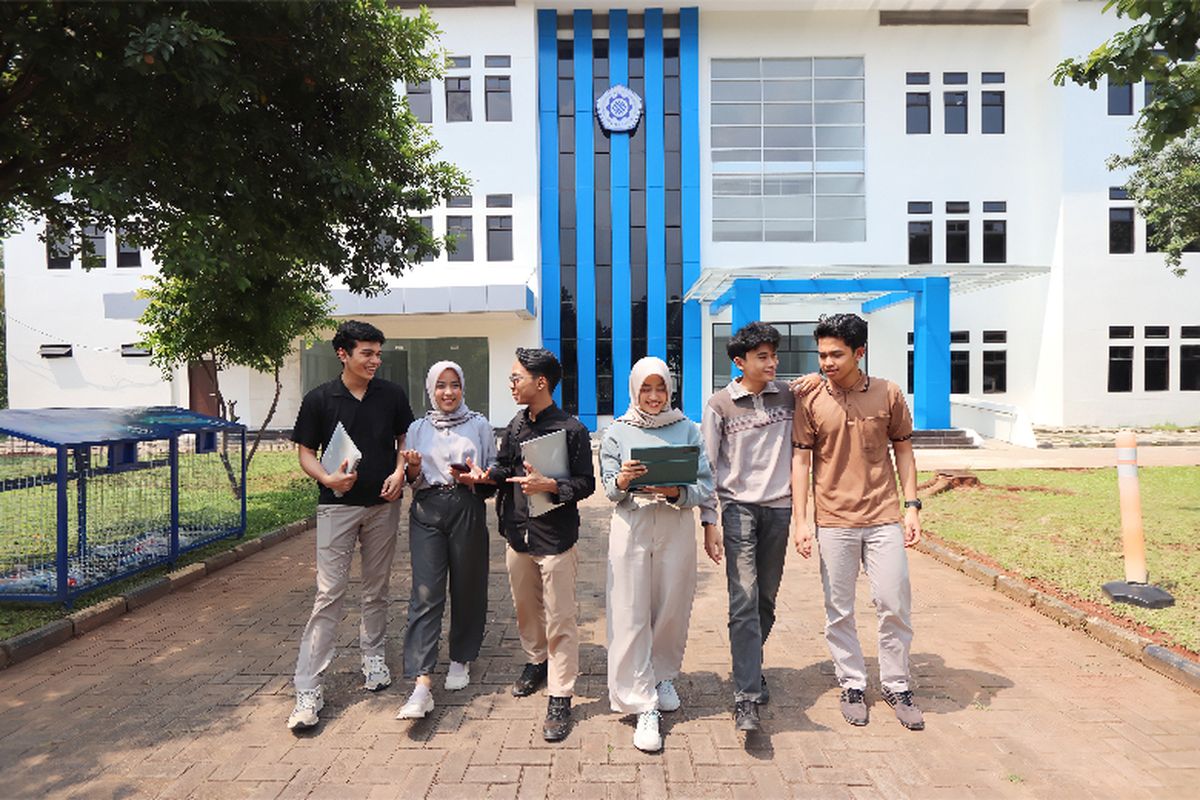 Polteknaker menawarkan beasiswa penuh bagi lulusan SMA/SMK yang belum lolos SNBP 2025.