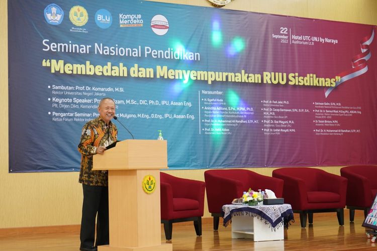 Rektor UNJ Prof. Komarudin dalam Seminar Nasional Pendidikan ?Membedah dan Menyempurnakan RUU Sisdiknas? (22/9/2022) yang digelar UNJ bekerja sama dengan Forum Rektor Indonesia (FRI).