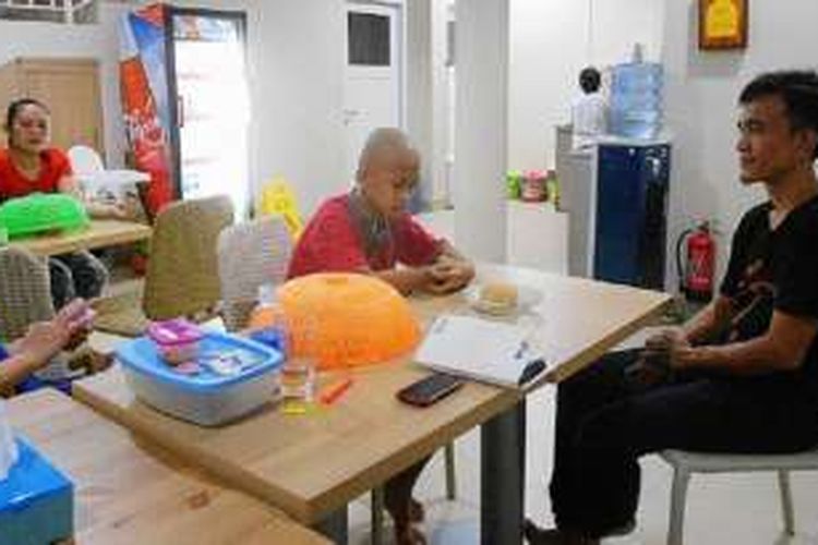 Keluarga pasien anak berkumpul dan berbincang di Rumah Singgah Ronald McDonald House Charities, Lebak Bulus, Jakarta. Adanya rumah singgah memudahkan akses pasien menjalani terapi. 
