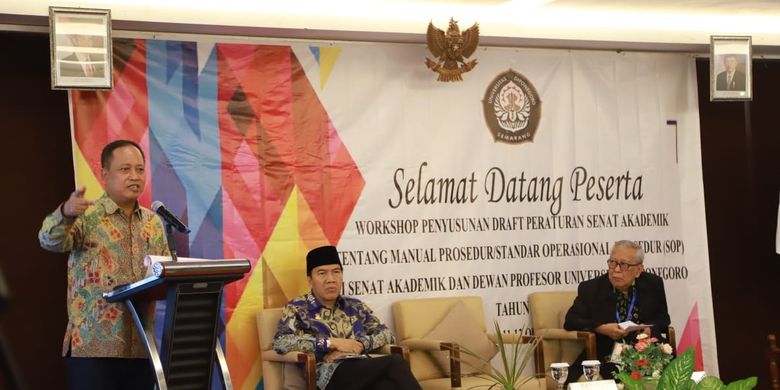 Menristekdikti Mohamad Nasir saat memberi arahan di depan Senat Akademik dan Dewan Profesor Universitas Diponegoro (Undip) pada Workshop Penyusunan Draft Peraturan Senat Akademik tentang Manual Prosedur/Standard Operasional Prosedur (SOP) di Jepara, Sabtu (12/10/2019).