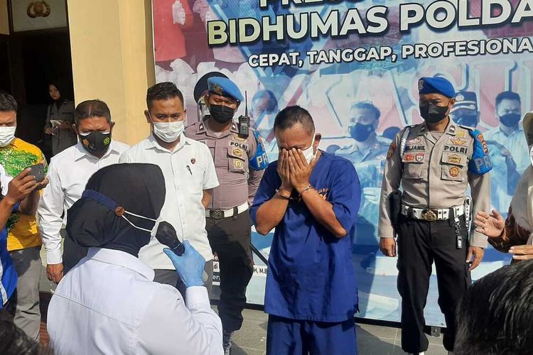 Kurniawan (39) menanfaatkan anaknya yang masih berusia 3 tahun untuk menjadi umpan agar mantan istri ke tiganya rujuk. Kini, ia telah ditetapkan dan ditahan sebagi tersangka oleh Polda Banten