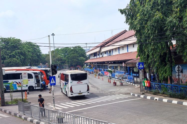 Suasana Terminal Kampung Rambutan Kamis, (3/10/2024). Beberapa penumpang mengaku tidak mendapatkan tindakan pungli tetapi mereka ingin adanya penataan jasa porter agar lebih rapih. 