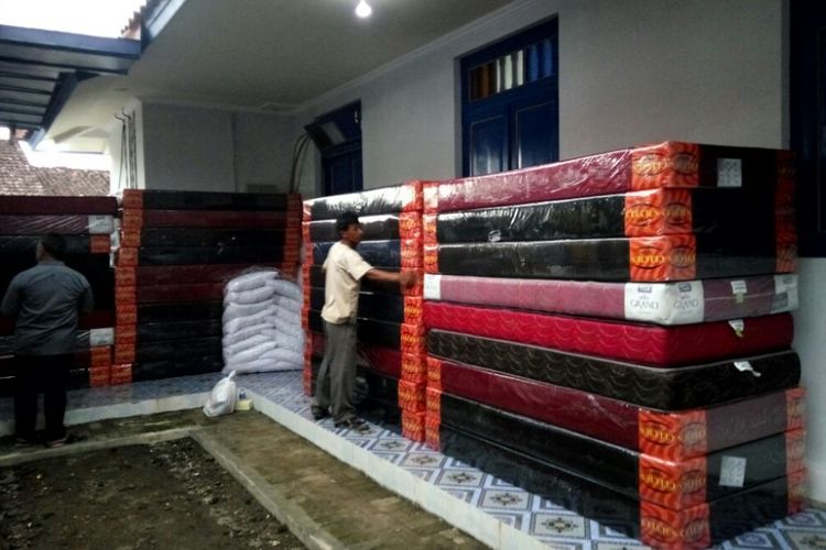 Ratusan spring bed yang akan digunakan untuk alas tidur keluarga besar almarhum Probosutedjo dari Jakarta.