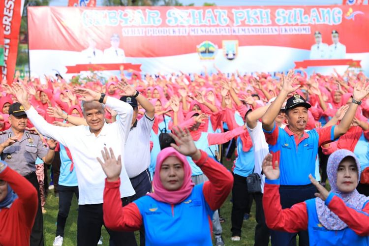 Gebyar Sehat bersama PKH Sulang, Gubernur Jawa Tengah Ganjar Pranowo mengikuti senam bersama ribuan ibu-ibu setempat.