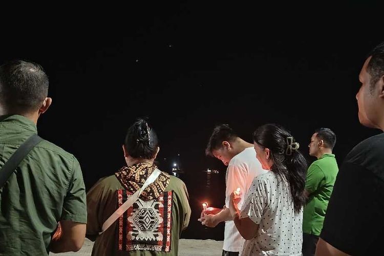 Keluarga dan Sahabat Gelar Doa Bersama untuk 1 Korban KM Feronia di TN Komodo