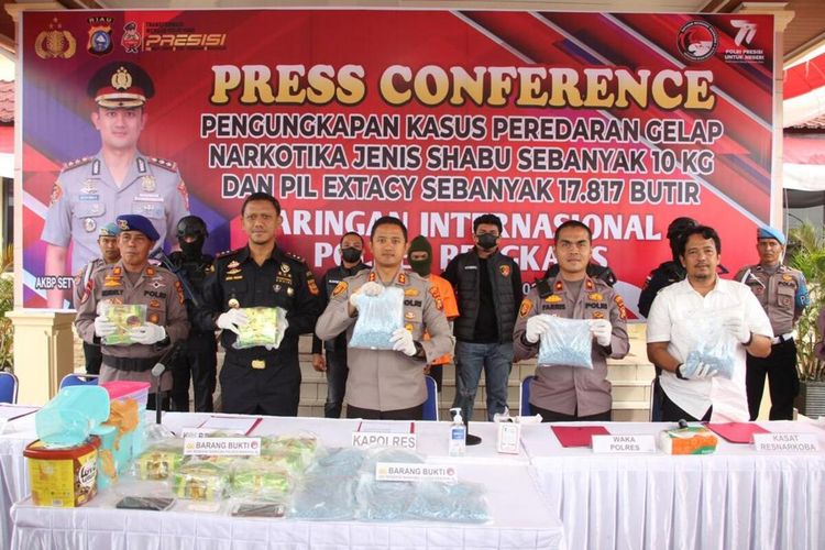 Kapolres Bengkalis AKBP Setyo Bimo Anggoro (tengah) bersama anggotanya dan pihak Bea Cukai Bengkalis memamerkan barang bukti narkotika hasil penangkapan, saat konferensi pers di Mapolres Bengkalis, Riau, Senin (26/6/2023).